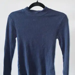 Blå halvpolo tröja från Bikbok i storlek S. Tröjan är använd, lite lösa trådar.