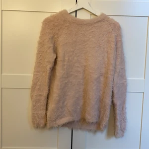 Fluffig tröja  - Hej säljer min tröja jag inte har användning för längre. Super duper skönt material och utan skada/fläckar.