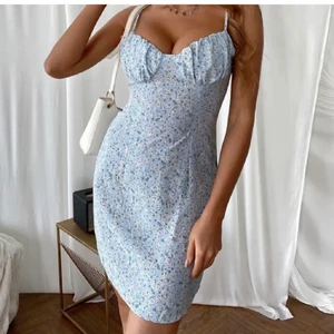 Söt klänning 🌸 - Köpt här på Plick men passade inte mig tyvärr. Storlek S! I super fint skick🌸🧡 från shein. Köparen står för frakten 