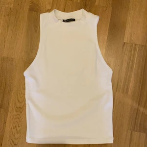 Linne zara - Vit tanktop oanvänd från zara, köpt för 100kr säljer för 70kr, frakt 25kr