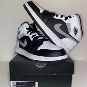 White shadows jordan 1 - Säljer dessa jordans som är helt nya, säljer dessa enbart för de kom i fel storlek, dem är endast prövade. Överlag väldigt uppskattade skor