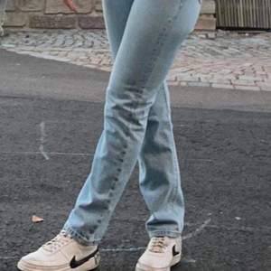 Super duper snygga Levis jeans i storlek S. Använda fåtal gånger så dem är i väldigt bra skick. Rak modell och lagom långa i midjan (se bild). Perfekt nu till sommaren med en söt topp. W27 & L30. Bud från 300