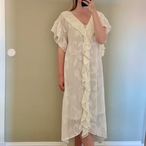 Vit, somrig, klänning🌸 - Superfin sommarklänning/kaftan🌸 Enkel att klä upp med ett par klackar, eller klä ner med ett par birkenstock💌 Finns en underklänning så den är inte genomskinlig✨ Väldigt flowy & skön klänning! Frakt tillkommmer på 66kr