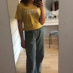 Gul t-shirt från wezc  - Unisex storlek M/L