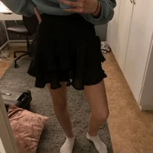 Kjol - Säljer denna svarta kjolen jag använt få gånger. Är runt 170cm