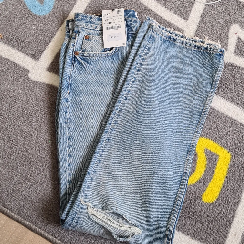  Zara jeans de är stora och långa för mig😌aldrig använda , jag har beställt fel storlek . Jeans & Byxor.