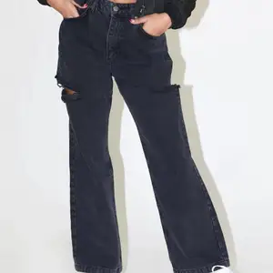 Asfeta jeans från The ragged priest med slitsar! Storlek 34, sitter lågt under navel för bästa passform. Använda 1 gång