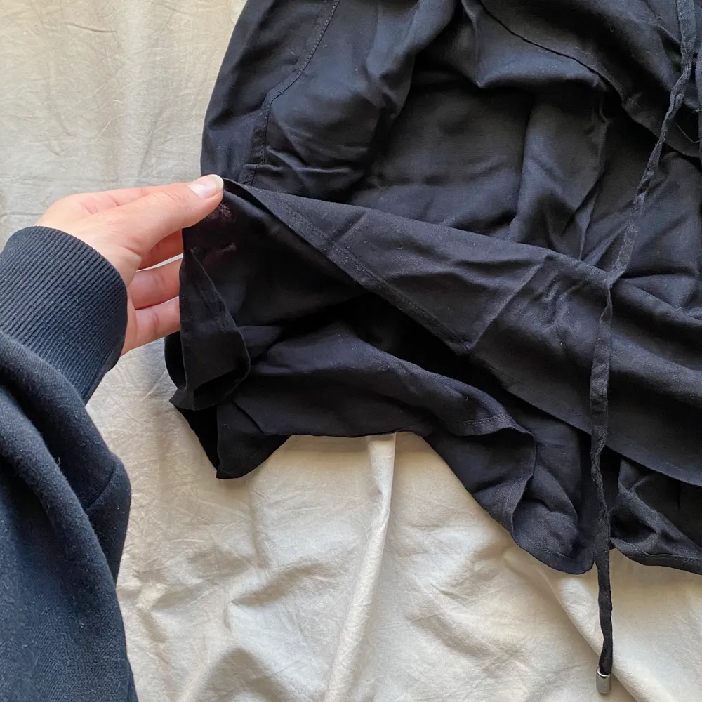 Svart volang kjol köpt från HM 2015, fortfarande ny för jag hittade inte nånstans och ta den på 🥲 . Kjolar.