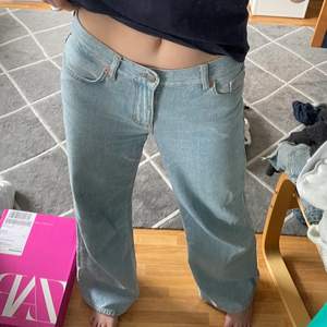 Vida trediga jeans från junkyard!! Storlek 29, så blir oversized på mig som vanligtvis har 27! Nypris 500kr!