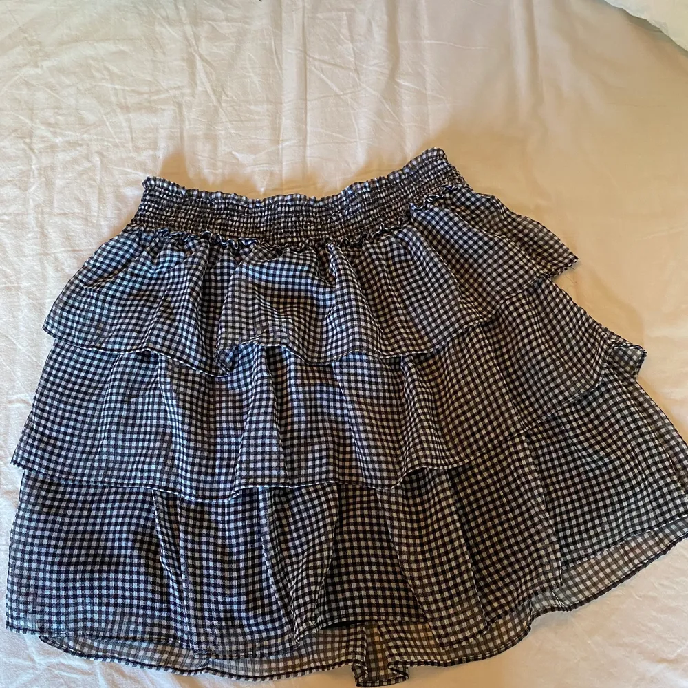 Säljer denna suuupersöta och fina kjol!! Endast provad då den är för stor för mig❤️🌟 Slutsåld i denna storlek på hemsidan!!🌟 köparen står för frakt🌟 inga buda bara det du kan tänka dig betala!!!🥳. Kjolar.