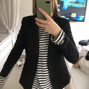 Helt ny kavaj - Helt ny kavaj från hm med lapp kvar! Storlek 40 men skulle säga att den sitter dom en 38 om inte mindre..