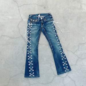 True Religion secondhand-jeans med vit snörning. Designade av Ezzie i samarbete med Ebba Martin. (Shipping only within Sweden)