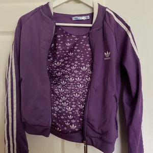 adidas tröja  - snygg adidas tröja org pris 800 säljer för 250kr plus frakt (pris kan diskuteras) 