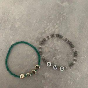 Handgjorda pärlarmband med bokstäver❣️ - Jättefina Handgjorda armband med bokstäver💓 15 kr styck 💜 Skriv privat vad ni vill ska stå på erat armband!