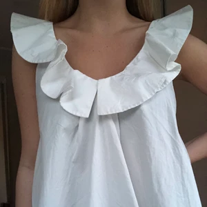 Vit blus - En jättesöt topp från Zara som tyvärr inte kommer till användning. Perfekt till sommaren✨✨ skriv ett bud vid intresse!❣️
