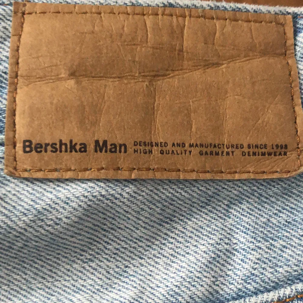 Straight leg jeans från Bershka i strl 40, passar mig som e 178cm lång och storlek M vanligtvis. Endast använda ett par ggr så inga skador! Köpta för runt 300-400kr, lite osäker. Bud startar på 90kr, köpare står även för frakten, säljer till högst budande. Jeans & Byxor.