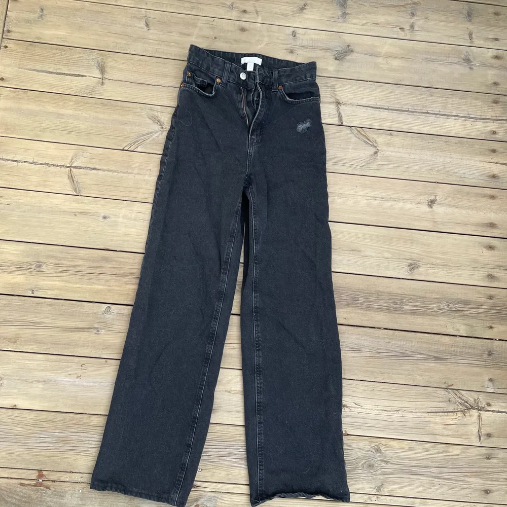 Wide jeans från hm i storlek 34 med slitning vid ena fickan. Jeans & Byxor.
