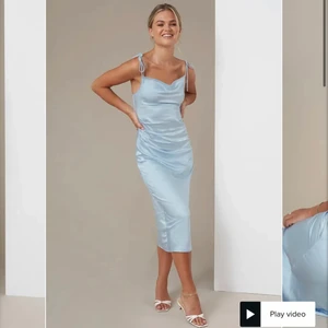 Blå satinklänning - Funderar på att sälja denna fina klänning från hanna schönbergs kollektion för NAKD då jag inte trivs bra i den. Den är ljusblå som första bilden och är använd endast en gång. Vet som sagt inte om jag ska sälja då jag ändå tycker om den <3 Andra bilden är min. Om du är intresserad ge ett förslag på bud <33 :) NYPRIS 499 kr