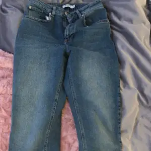 ett par för stora mom jeans för mig just nu då jag har blivit lite mindre, men väldigt fina när de passade mig!!!