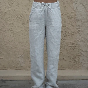 Linnebyxor - Intressekol på dessa fina beiga linnebyxor från adsgn. Fick hem dessa idag men de var tyvärr alldeles förstora, helt slut på hemsidan (därav priset) Vill du ha flera bilder så här det bara att skriva till mig. Om jag inte får ett bra bud så lämnar jag tillbaka, där är de beiga. Skulle även tänka mig att byta om någon köpte ett par i storlek s. Nypris 799kr 