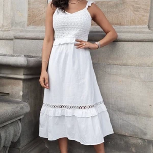 Vit klänning storlek M  - Jätte fin och söt klänning i bra kvalite.                       Köpt från Åberg copenhagen. Säljes med prislappar oanvänd. 