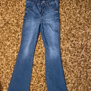 BOOTCUT DEMIN STL L  - Har aldrig använt byxorna , är 160 cm lång och dom är lite för långa för mig. Men dom är bra skick. ( ny pris 400) ) 