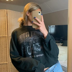 Sweatshirt från gina tricot - Sweatshirt med tryck från gina tricot i st M, sitter lite oversized på mig som vanligtvis är S i tröjor.💜