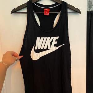 Supersnyggt och bekvämt linne ifrån Nike med låg rygg, säljer då det ej kommer till andvändning, storlek S❣️