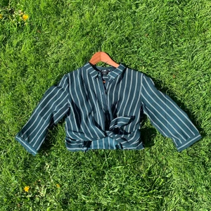 Oanvänd Monki blus  - Helt oanvänd Monki blus i en smaragdgrön färg!