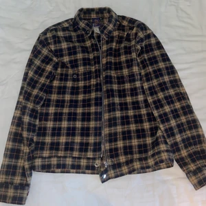 Tunn rutig jacka - En tunn och rutig jacka köpt på beyond retro för ett par år sedan. Storlek XS, Sparsamt använd. Kan mötas upp i Stockholm eller frakta, tar endast swish :)