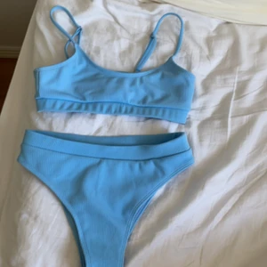 Bikini  - Säljer nu denna jätte gulliga bikinin som aldrig är använd. Endast testad med underkläder på och troslappen sitter kvar. Bikini toppen har justerbara band vilket är ett plus.🥰köparen står för frakten. Pris kan diskuteras vid snabb affär 
