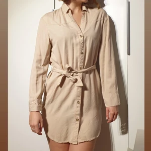 Bershka Skjortklänning, storlek S  - Beige kort skjortklänning, lite oversized. Lyocell. Oanvänd. 