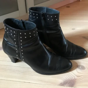 Klackar - Snygga klackar med balla detaljer i storlek 39!💋🥂