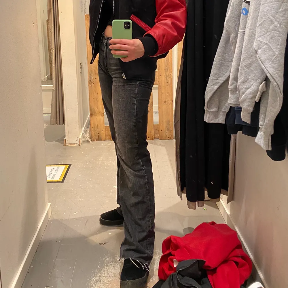 Gråa jeans från zara. Använda endel men är ändå i bra skick. Är i storlek 38. Mide-Rise. Frakt kommer tillkomma på 66kr. . Jeans & Byxor.