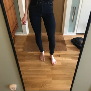 Levis Mile High Super Skinny - Snygga Levis Mile High Super Skinny i mycket fint skick. Storlek 25/30. Porto tillkommer vid köp