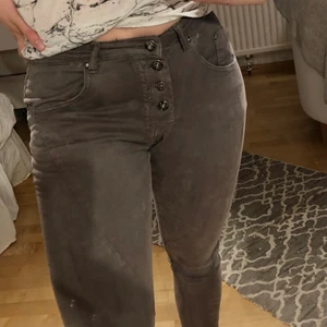 Bruna lågmidjade jeans. - Bruna jeans från Place de Jour. Använda men i bra skick. 