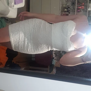 Vit spetsklänning  - Vit spetsklänning från Nelly i storlek S. Dubbelfodrad och vadderade kupor. Skitsnygg verkligen, endast använd 1 gång vid midsommar förra året 