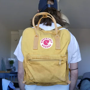 Fjällräven kånken  - Säljer min fjällräven kånken, retro gul som är i gott skick. Kanske världens bästa ryggsäck till vardagen. Finns i Umeå. Kan skickas! 
