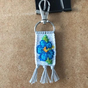 Nyckelring  - Säljer denna handgjorda nyckelring föreställande en blomma för 15kr + 12 kr frakt. Skicka ett meddelande vid frågor eller intresse⚡️🌺🤪 Se sista bilden för förklaring för fraktpriset. 