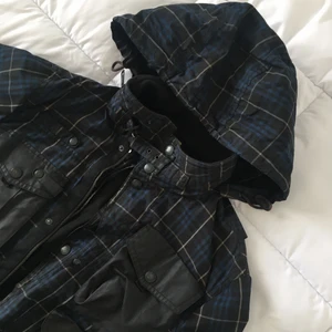 “ Burberry Multi Pocket Hunter Parka “ - • Used, but very good condition. Some flaws, showed on pictures.  • Size ( M ) fits ( L ) too.