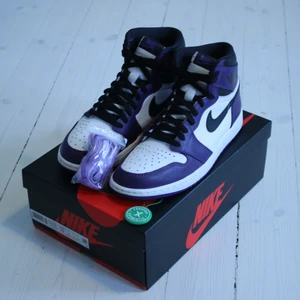 Jordan 1 court purple 2.0 - Pris: 2800kr  skick: 8/10  storlek: 44  stock x kvitto och tag finns