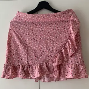 Gullig och somrig kjol från SHEIN⚡️ Köpte den förra året men hann aldrig använda den så nu tänkte jag sälja den. Sitter som en S/M. Fler bilder kan fås vid intresse! Köparen står för frakt🥰