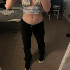 Arrow lågmidjade jeans weekday - Lågmidjsde svart/gråa jeans från weekday. Perfekta för mig i längden som är 165cm. Helt nya endast testade. Säljer ej under 500kr. Slutsålda på hemsidan 