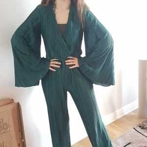 Smaragdgrön bodysuite, kreppad, vida ärmar - Smaragdgrön bodysuite, kreppat tyg, vida ärmar. Stl. S. Skimrande vackert tyg!