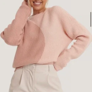 Två färgad stickat tröja  - Snyggast tröjan jag hade i vintras men tyvärr måste den hitta en ägare för den passar inte längre 🥲 jätteskön och mycket snygg men en vit skjorta under som jag stylade! 