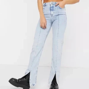 Bershka jeans - Ljusblåa 90talsjeans från bershka med slits i storlek 32 💕 knappt änvända så i bra skick 🤍