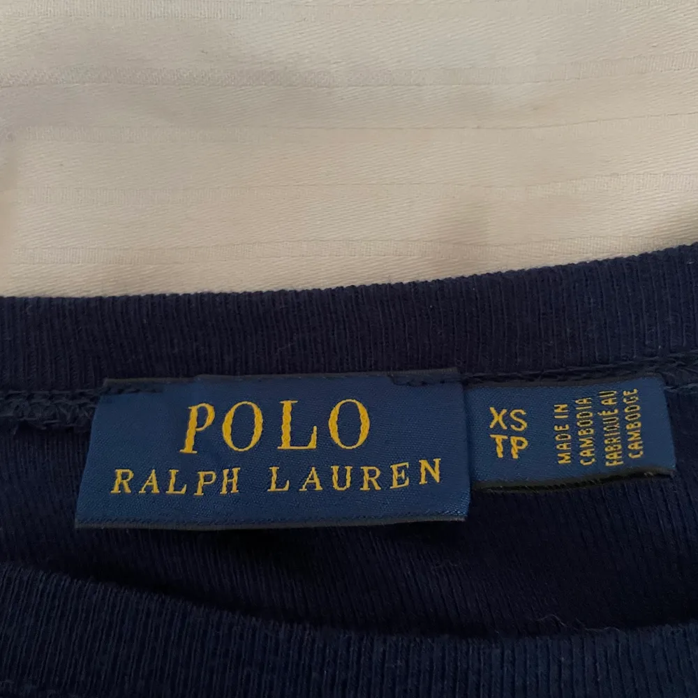 Mörkblå långärmad tröja från Polo Ralph Lauren, aldrig använd.. Tröjor & Koftor.