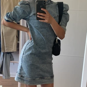 Klänning : xs/s - Skön,snygg,modern klänning på en och samma gång med fina detaljer och använd mycket få gånger. Passar som xs/s möjligtvis M beror på hur man vill att den ska sitta☺️