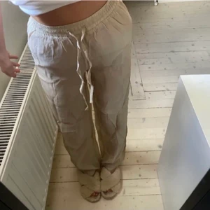 Linnebyxor - BUDGIVNING AVSLUTAS TISDAG 12:00!!!!! De två första bilderna är lånade! Linnebyxor från Missguided🤍 super fina till sommaren med svalt material, säljer då jag inte gillade hur de satt på mig därav aldrig använda, jag är 172🤍OBS: det budet du lägger ska du stå för om du vinner budgivningen