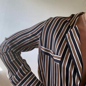 Skjorta i nyskick från Gina Tricot. Storlek 36. Köparen står för frakten 